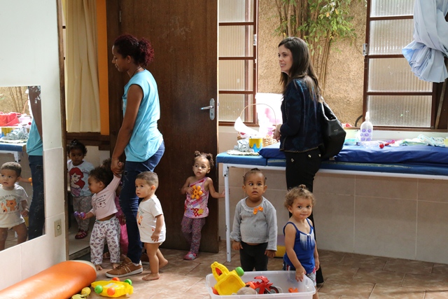A procuradora do Ministério Público junto ao Tribunal de Contas (MPCMG), Cristina Melo, visitou a creche oficina de Angelis (Foto: Karina Camargos Coutinho)